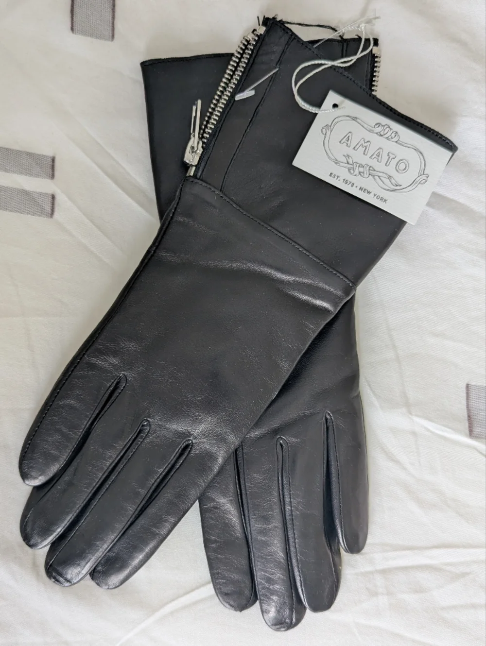 NWT Amato Black Lambskin Leather Zip-Detail Gloves